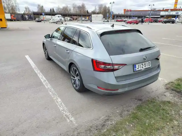 Harmaa Farmari, Skoda Superb – JIZ-510