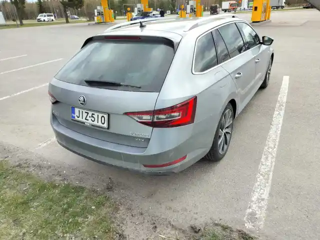 Harmaa Farmari, Skoda Superb – JIZ-510