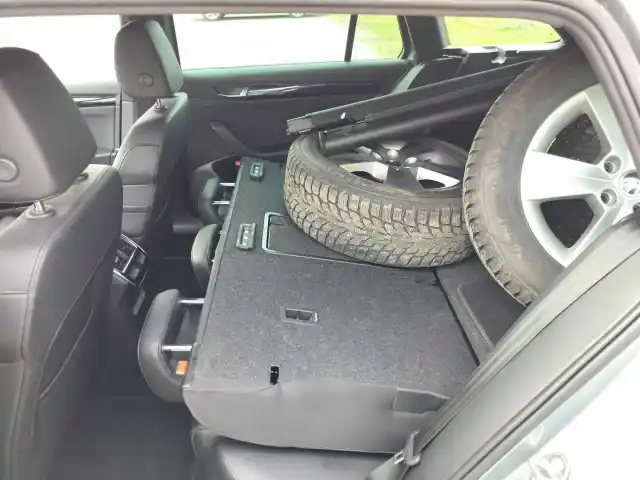Harmaa Farmari, Skoda Superb – JIZ-510