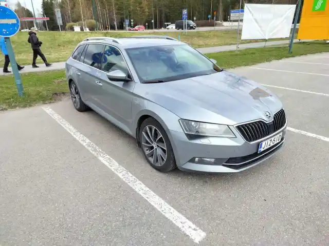 Harmaa Farmari, Skoda Superb – JIZ-510