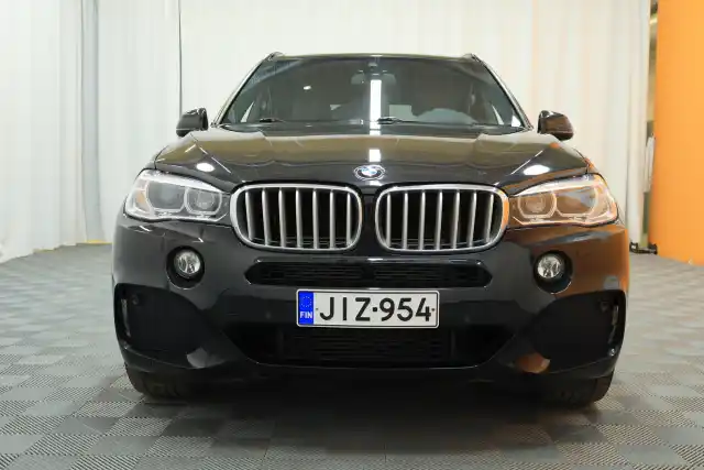 Musta Maastoauto, BMW X5 – JIZ-954