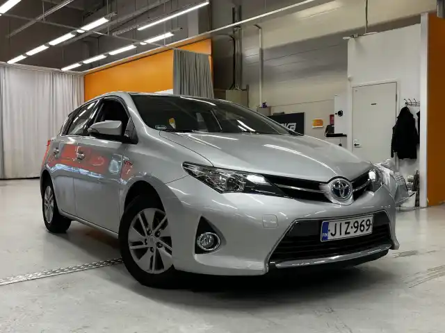 Harmaa Viistoperä, Toyota Auris – JIZ-969