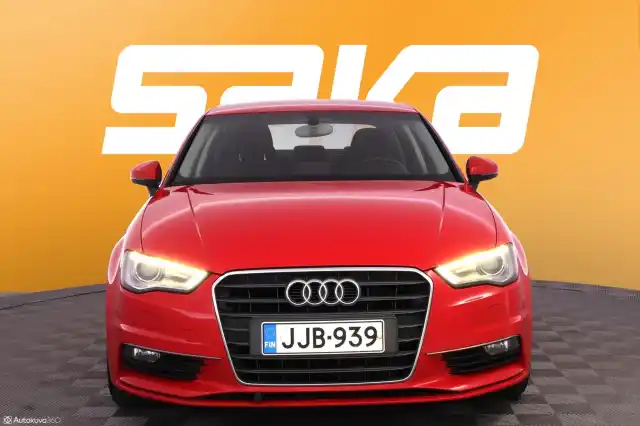 Punainen Sedan, Audi A3 – JJB-939