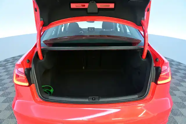Punainen Sedan, Audi A3 – JJB-939