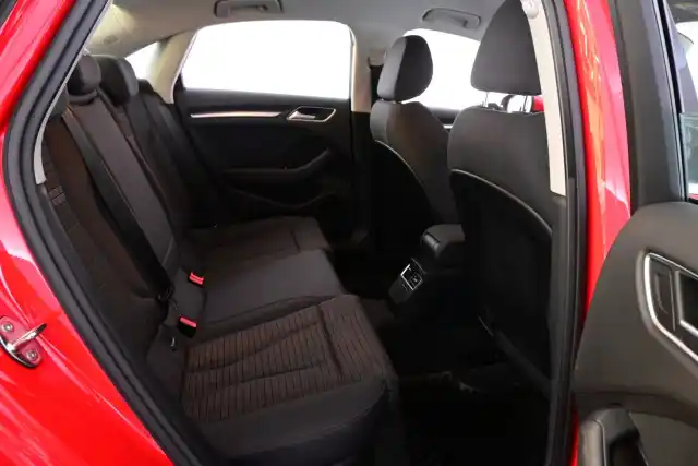 Punainen Sedan, Audi A3 – JJB-939