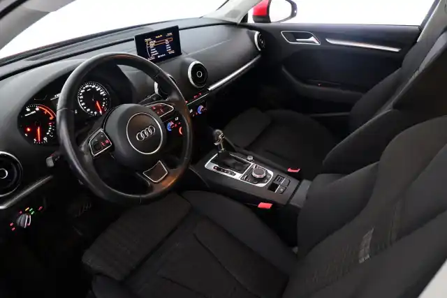 Punainen Sedan, Audi A3 – JJB-939