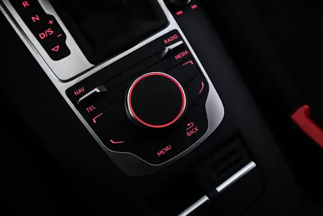 Punainen Sedan, Audi A3 – JJB-939