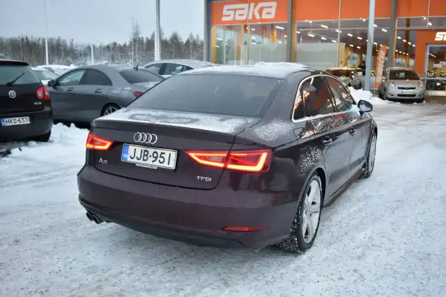 Punainen Sedan, Audi A3 – JJB-951