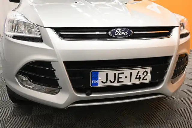 Harmaa Maastoauto, Ford Kuga – JJE-142