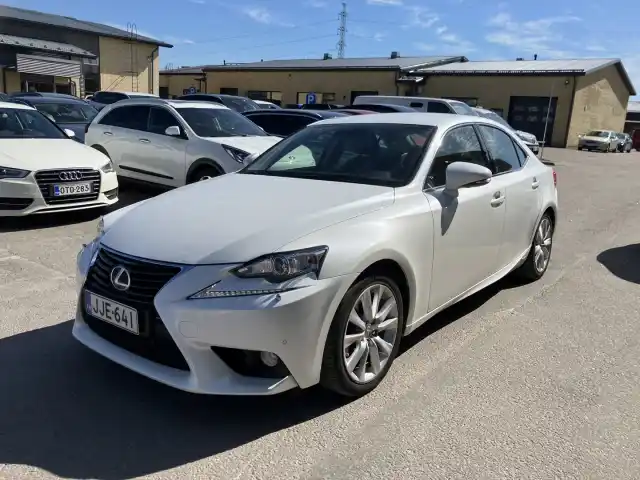 Valkoinen Sedan, Lexus IS – JJE-641