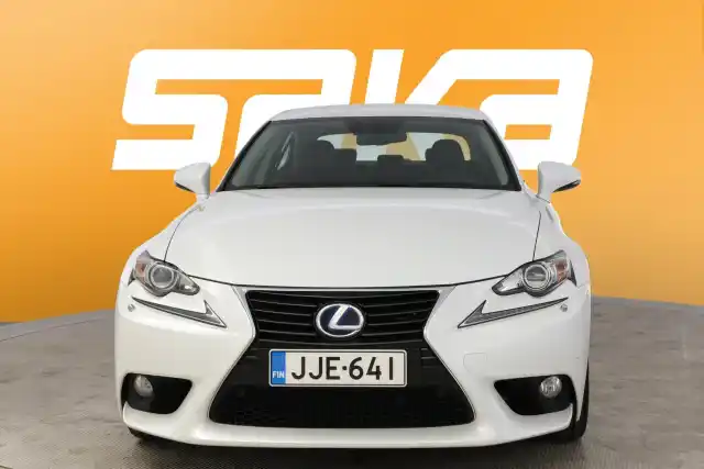 Valkoinen Sedan, Lexus IS – JJE-641