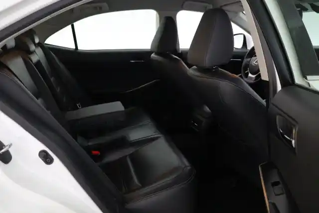 Valkoinen Sedan, Lexus IS – JJE-641