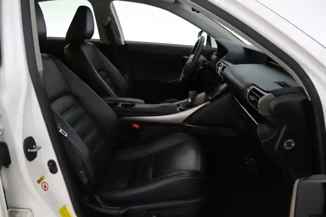 Valkoinen Sedan, Lexus IS – JJE-641