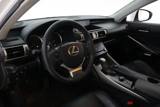Valkoinen Sedan, Lexus IS – JJE-641