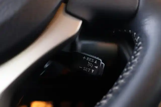 Valkoinen Sedan, Lexus IS – JJE-641