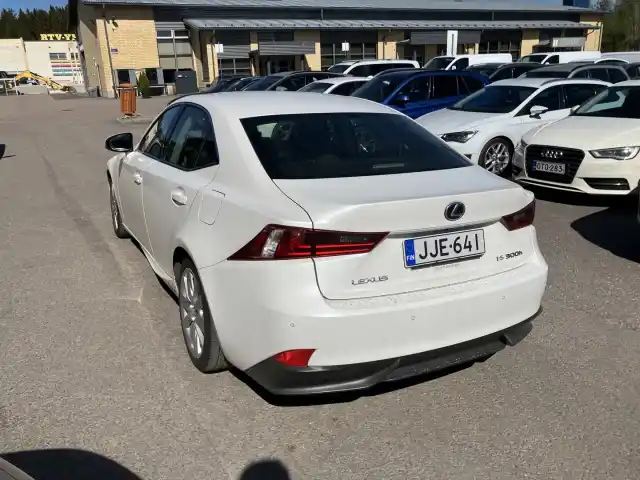Valkoinen Sedan, Lexus IS – JJE-641