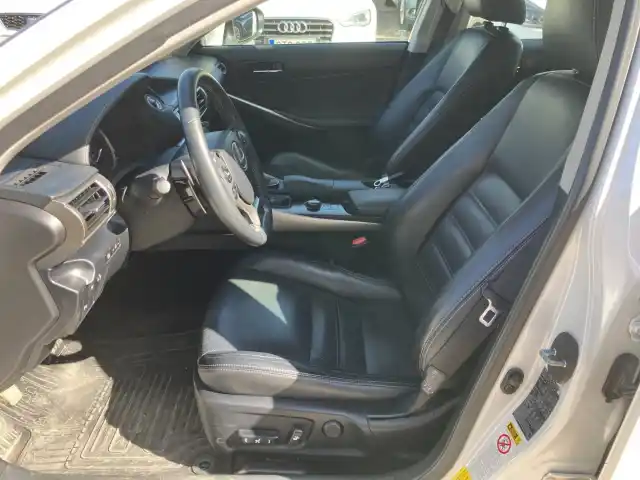 Valkoinen Sedan, Lexus IS – JJE-641