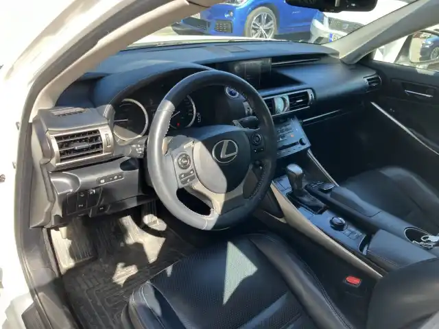 Valkoinen Sedan, Lexus IS – JJE-641