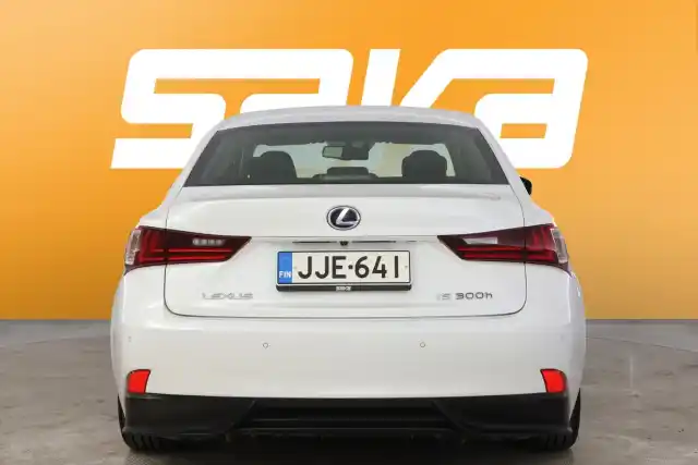 Valkoinen Sedan, Lexus IS – JJE-641