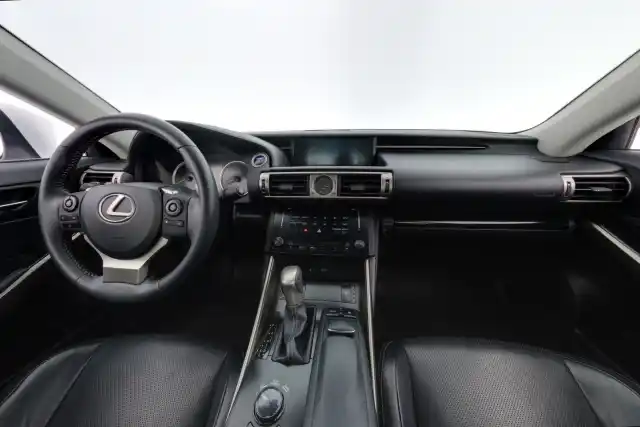 Valkoinen Sedan, Lexus IS – JJE-641