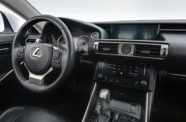 Valkoinen Sedan, Lexus IS – JJE-641