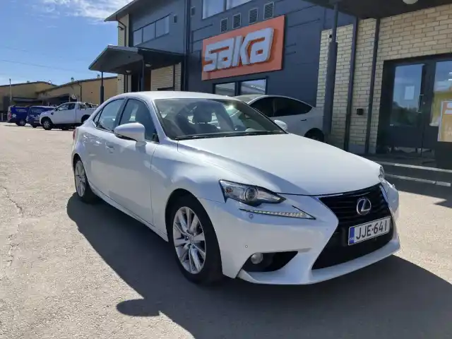 Valkoinen Sedan, Lexus IS – JJE-641