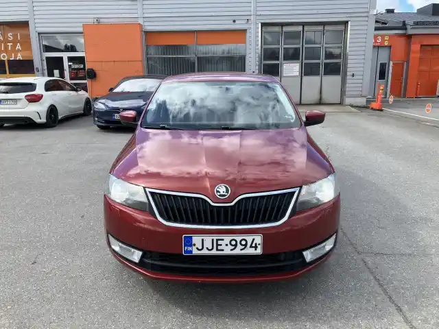 Punainen Sedan, Skoda Rapid – JJE-994