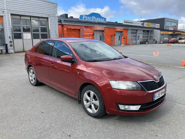Punainen Sedan, Skoda Rapid – JJE-994