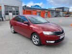 Punainen Sedan, Skoda Rapid – JJE-994, kuva 3