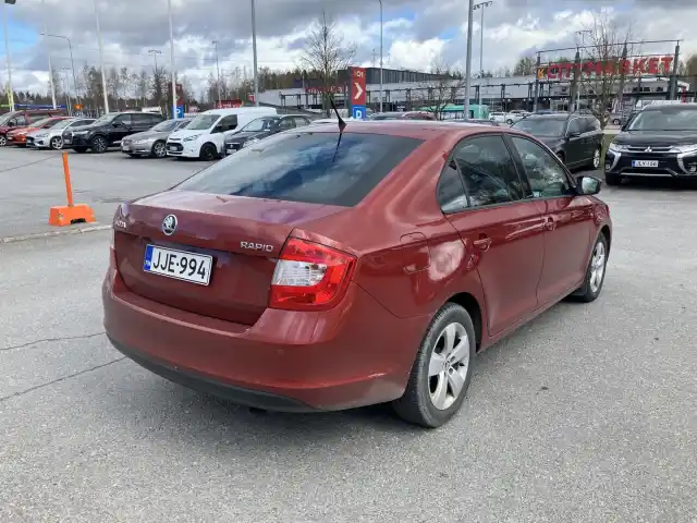Punainen Sedan, Skoda Rapid – JJE-994