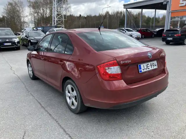 Punainen Sedan, Skoda Rapid – JJE-994