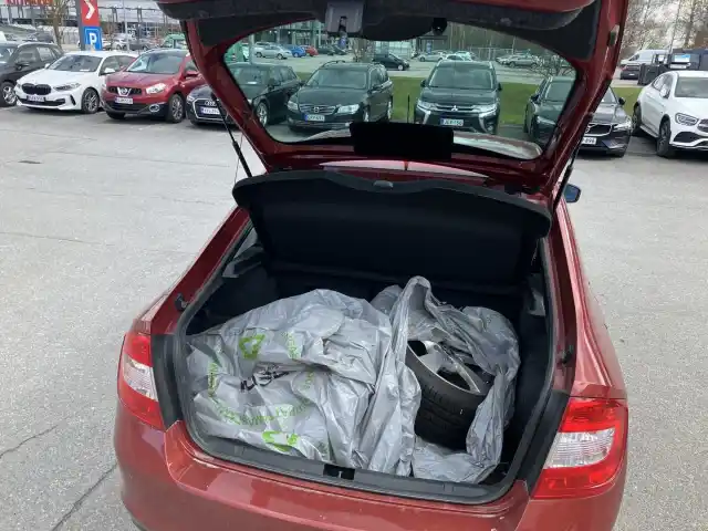 Punainen Sedan, Skoda Rapid – JJE-994