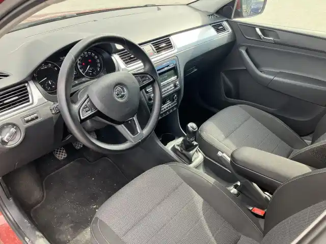 Punainen Sedan, Skoda Rapid – JJE-994