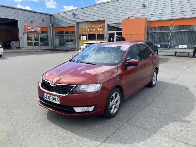 Punainen Sedan, Skoda Rapid – JJE-994