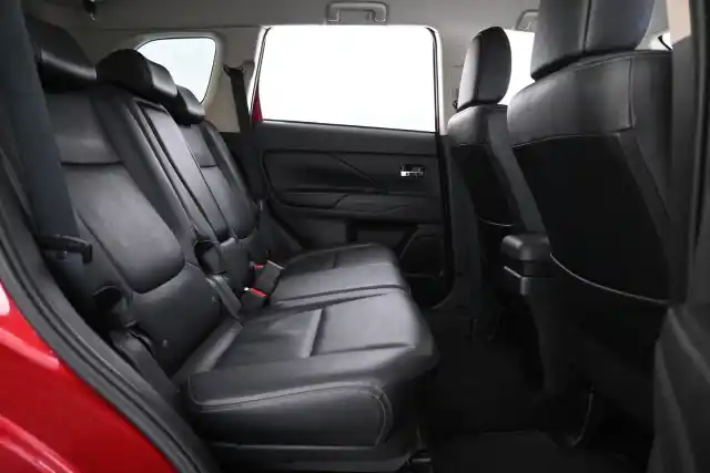 Punainen Maastoauto, Mitsubishi Outlander – JJF-127