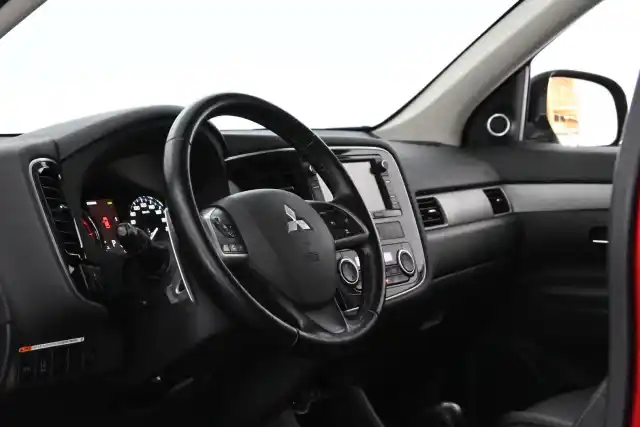 Punainen Maastoauto, Mitsubishi Outlander – JJF-127
