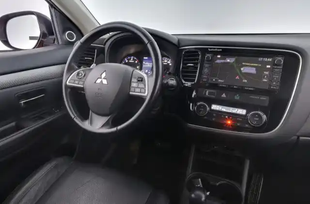Punainen Maastoauto, Mitsubishi Outlander – JJF-127