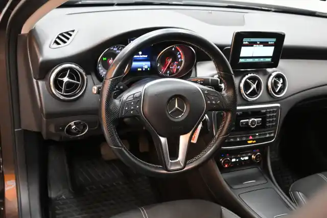 Ruskea Maastoauto, Mercedes-Benz GLA – JJF-921