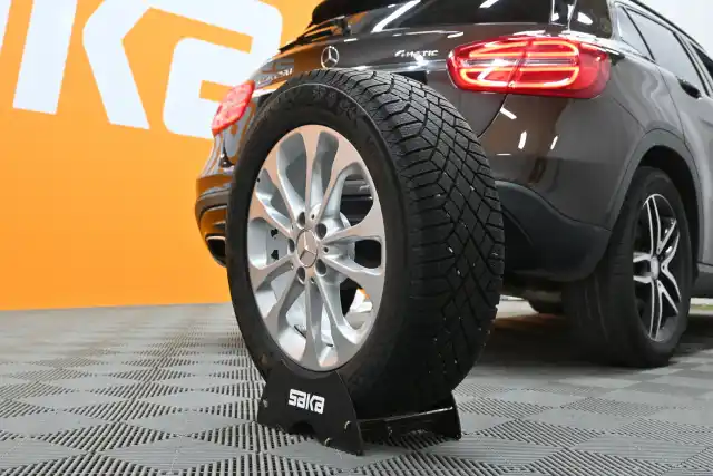 Ruskea Maastoauto, Mercedes-Benz GLA – JJF-921