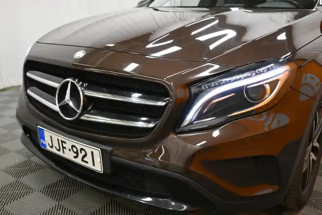 Ruskea Maastoauto, Mercedes-Benz GLA – JJF-921