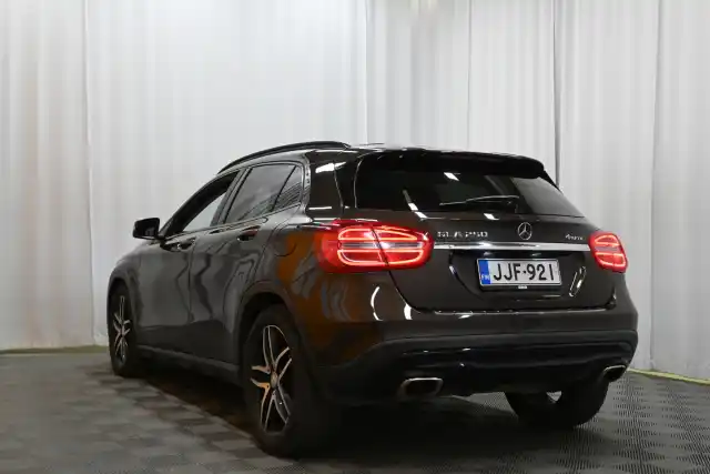 Ruskea Maastoauto, Mercedes-Benz GLA – JJF-921