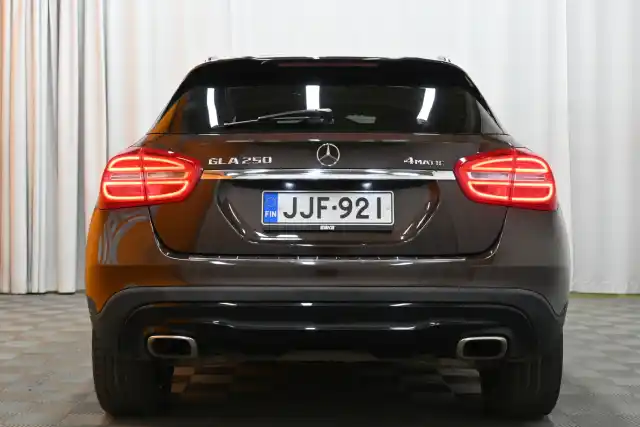 Ruskea Maastoauto, Mercedes-Benz GLA – JJF-921