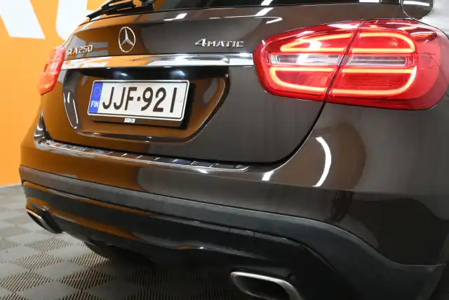 Ruskea Maastoauto, Mercedes-Benz GLA – JJF-921