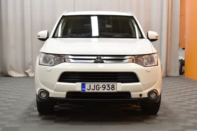 Valkoinen Maastoauto, Mitsubishi Outlander – JJG-938