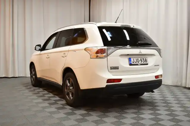 Valkoinen Maastoauto, Mitsubishi Outlander – JJG-938