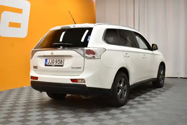 Valkoinen Maastoauto, Mitsubishi Outlander – JJG-938