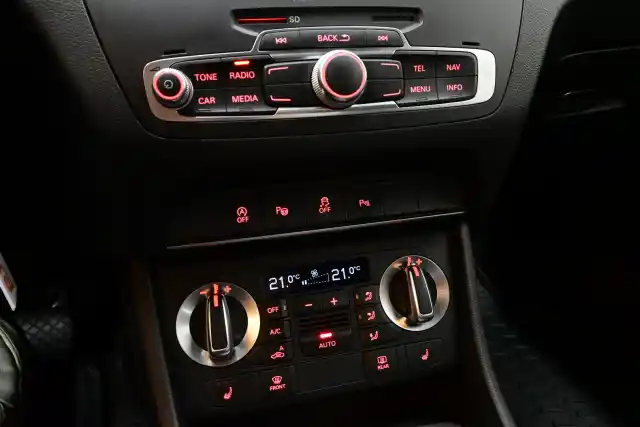 Harmaa Maastoauto, Audi Q3 – JJI-699