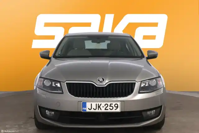 Ruskea Viistoperä, Skoda Octavia – JJK-259