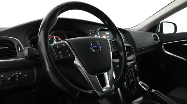 Valkoinen Viistoperä, Volvo V40 – JJO-301