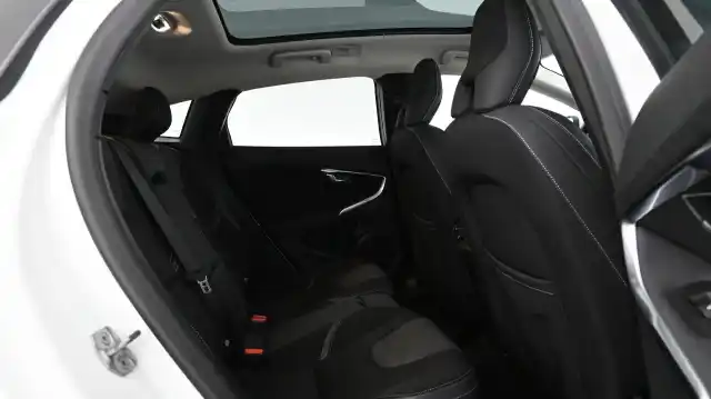 Valkoinen Viistoperä, Volvo V40 – JJO-301